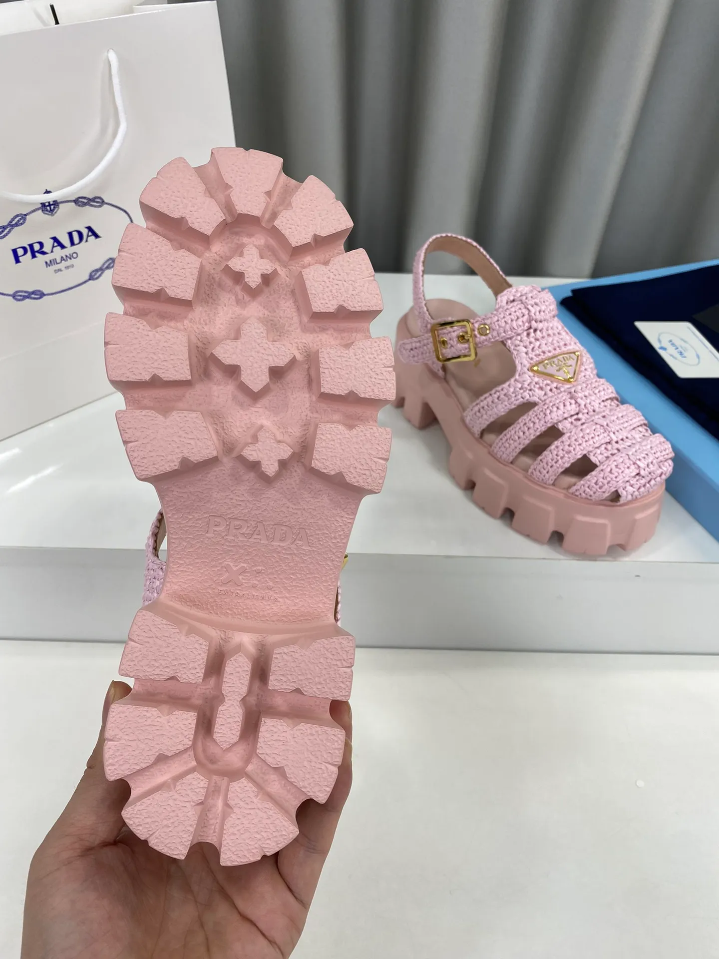 👟👟Ex-factory price 600👟👟 Prada’s latest bamboo cage weaving thick-soled triangle buckle sandals☑️ Latest environmentally friendly PP material, fully handmade crochet, just like knitting sweaters, slow work and meticulous work, retro fashionable thick-soled shoes, with woven uppers, making the whole pair of shoes light and comfortable, bright colors, satisfying a variety of choices for fashionable people with different styles! The iconic metal triangle logo is paired with the shape of ancient beach sandals. Every design element is fashionable! Size: Women's 35-39 (34, 40, custom-made, non-returnable) Full set of counter original packaging